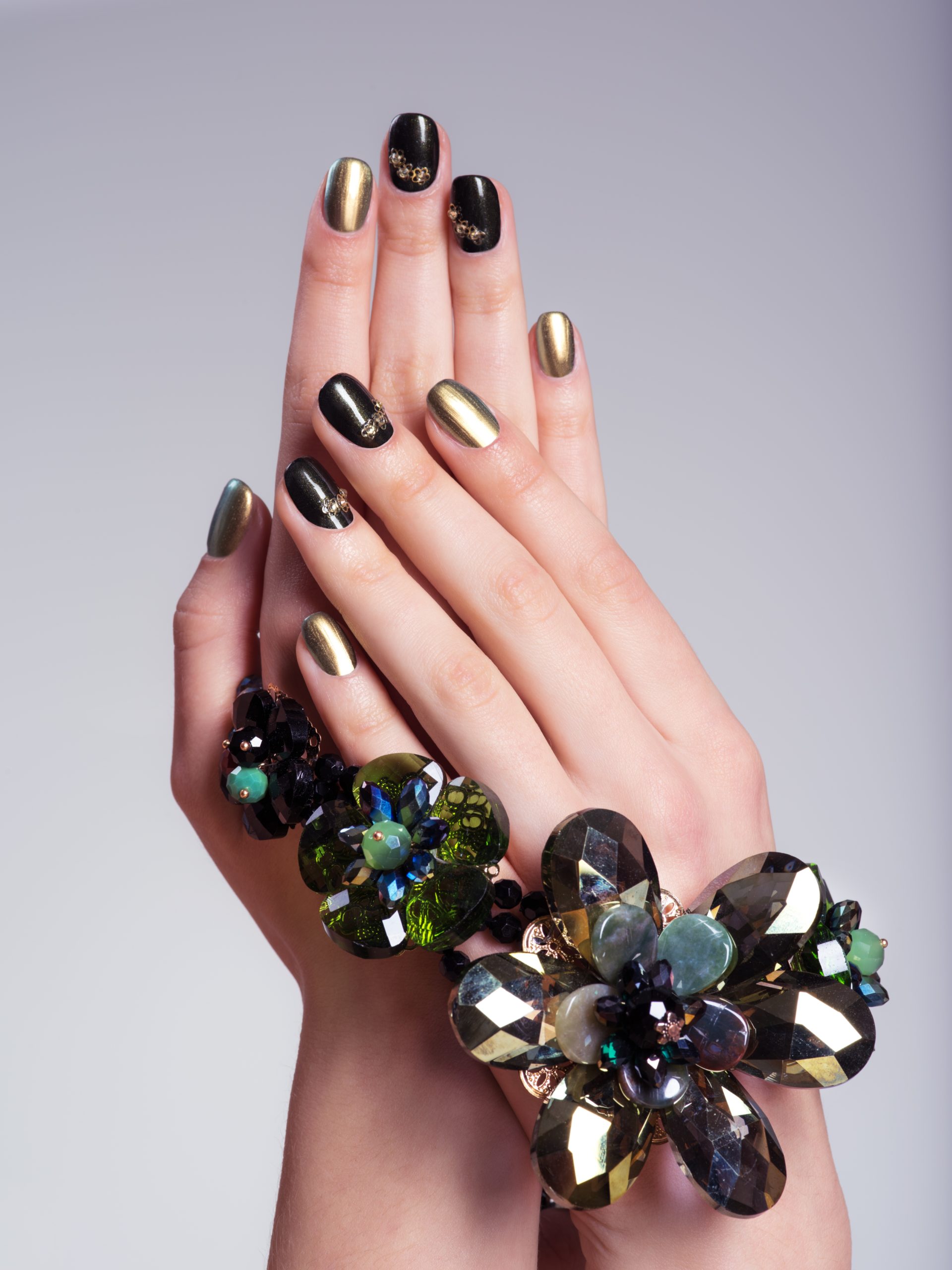 Les ongles d'une belle femme grâce à la manucure avec nail art créative et des bijoux