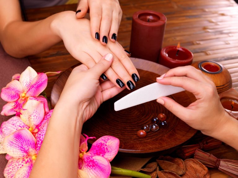 Des ongles parfaits à cause de la manucure avec nail art